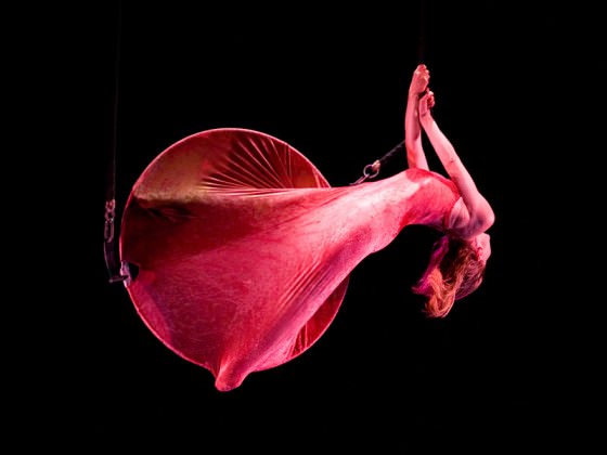 Aerial dancer in a red hoop dress - tissu aérien